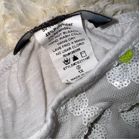 Floral Embroidered Women's Top - Picture 4 of 6